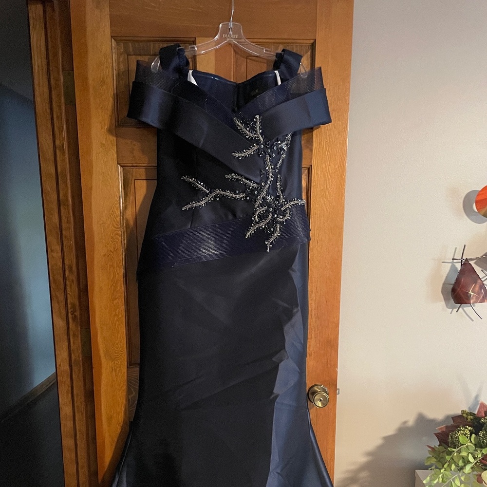 Beautiful dress for sale. Never worn.